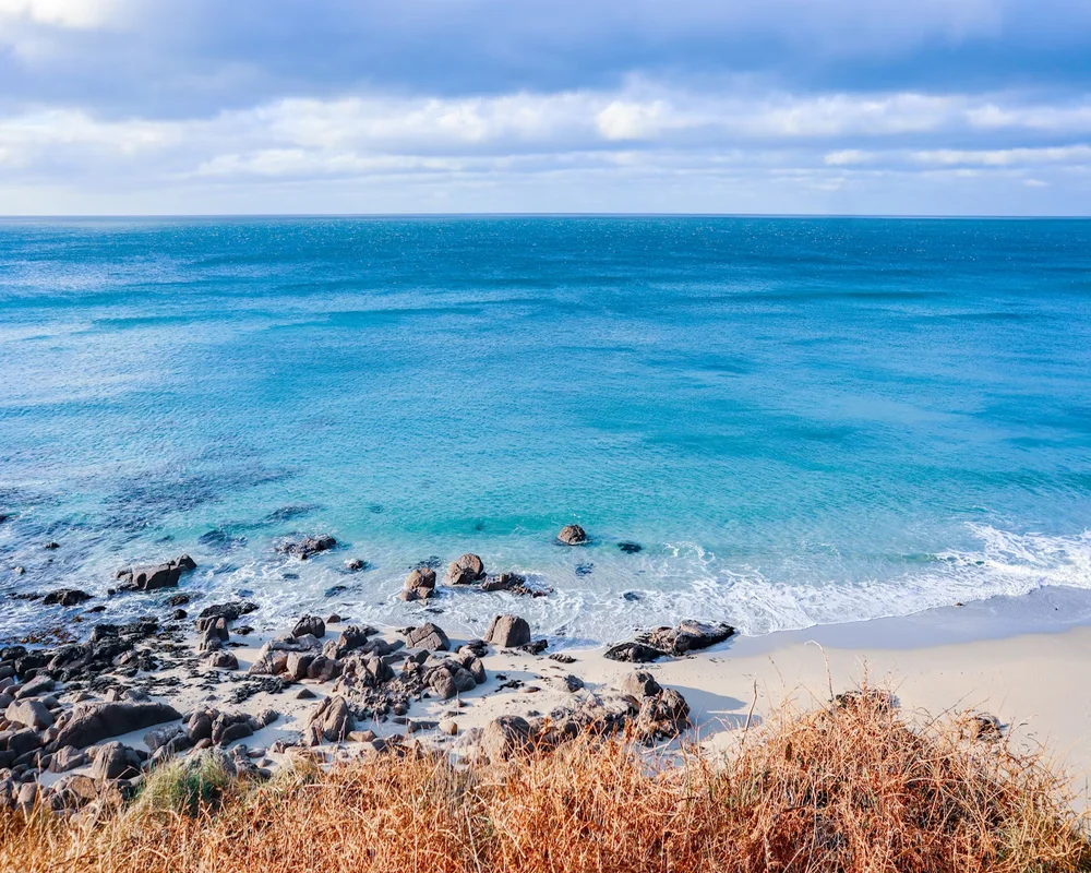 A view of the ocean from a cliff. Sennen, Penzance. Marina Lobato.